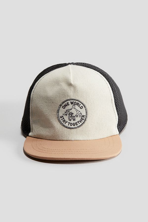 Gorra con aplicación