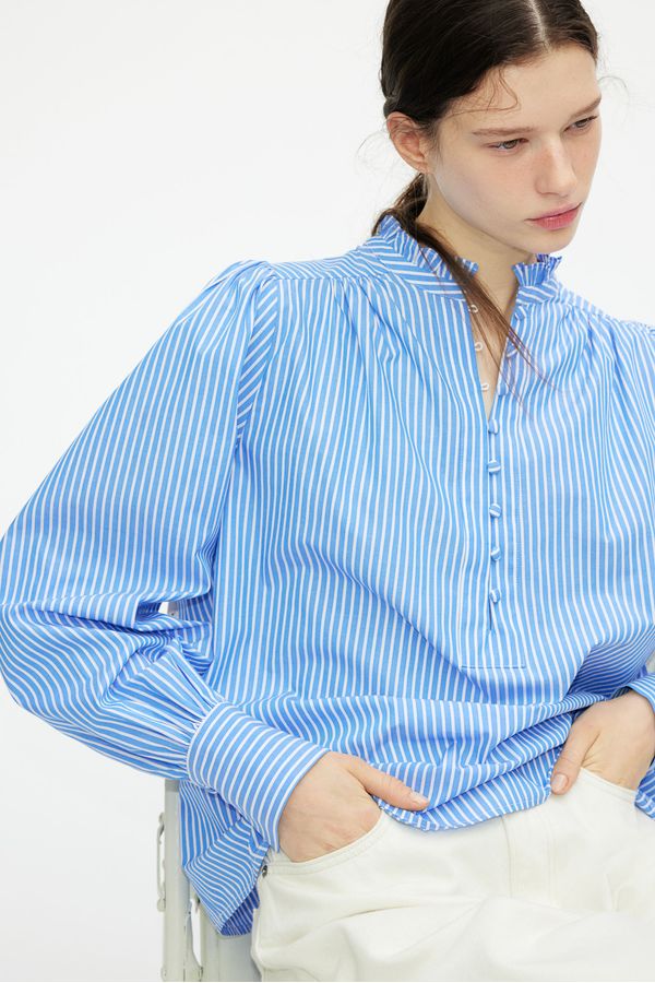 Blusa de algodón con cuello de volante