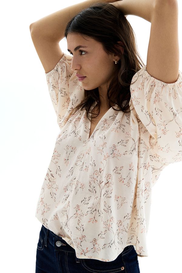 Blusa con cuello fruncido