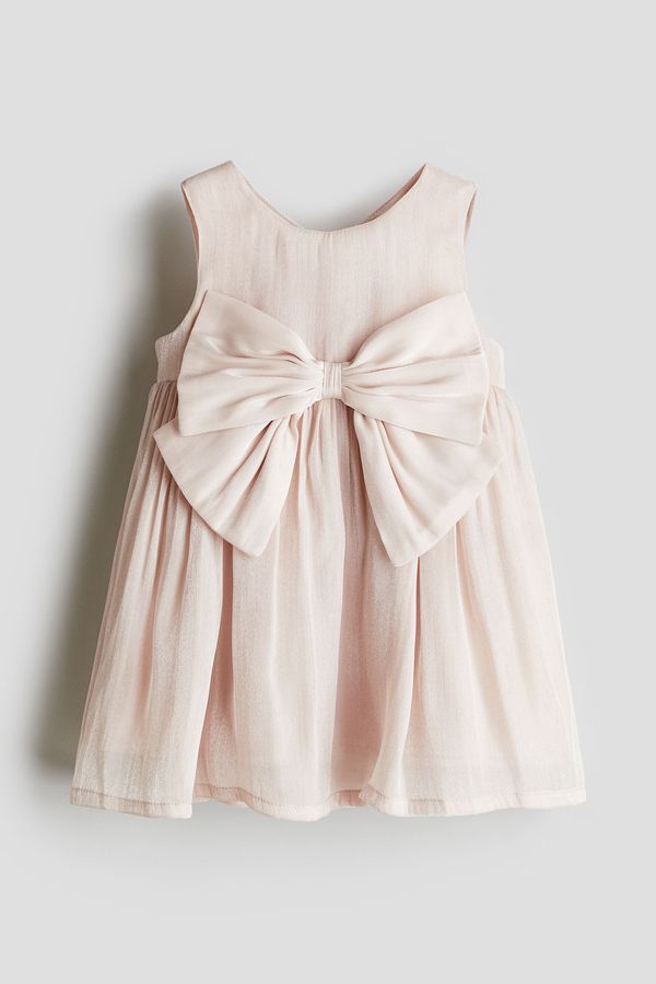 Vestido de organza con lazo decorativo