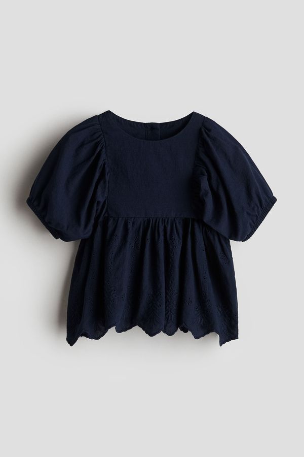 Blusa con bordado inglés