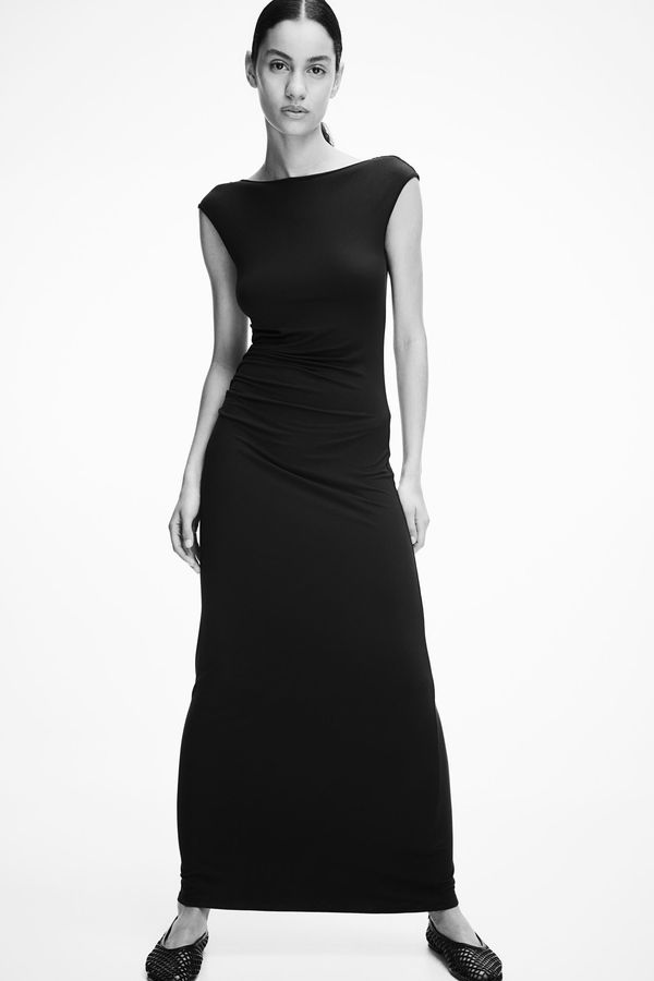 Vestido ajustado con diseño drapeado