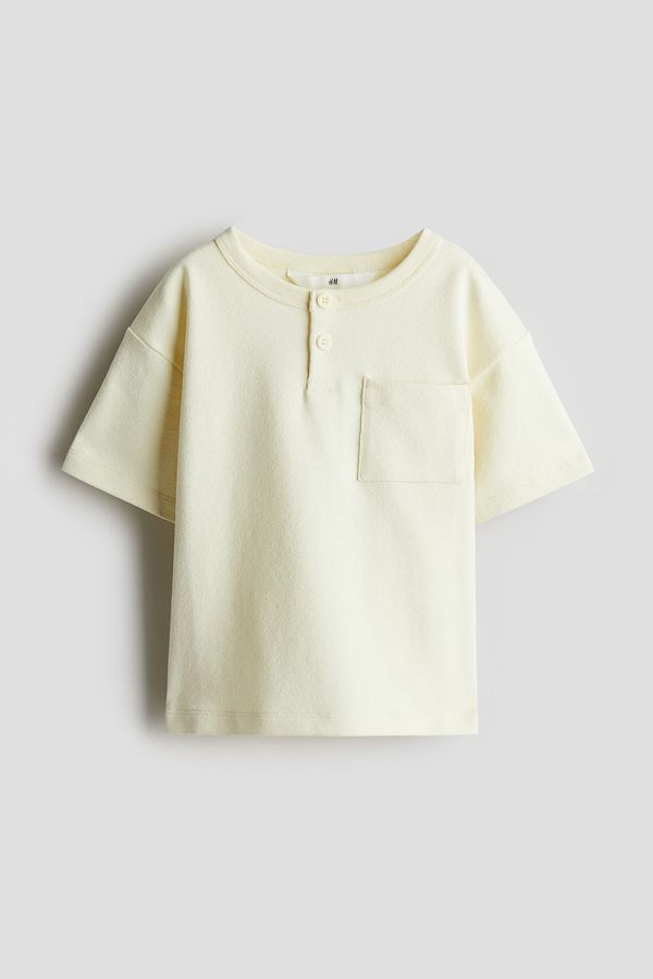 Camiseta texturizada con cuello panadero