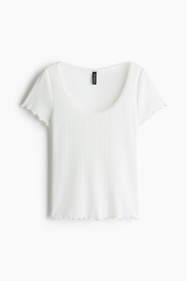 Camiseta en pointelle con ribete de encaje