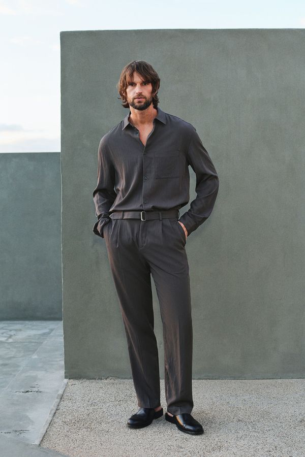 Pantalón de sarga con cinturón Regular Fit