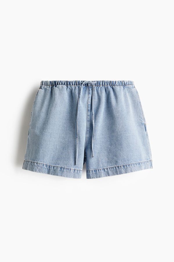 Pantalón corto en denim con cordón de ajuste