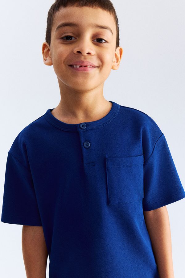 Camiseta texturizada con cuello panadero