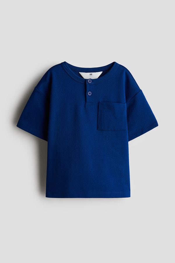 Camiseta texturizada con cuello panadero