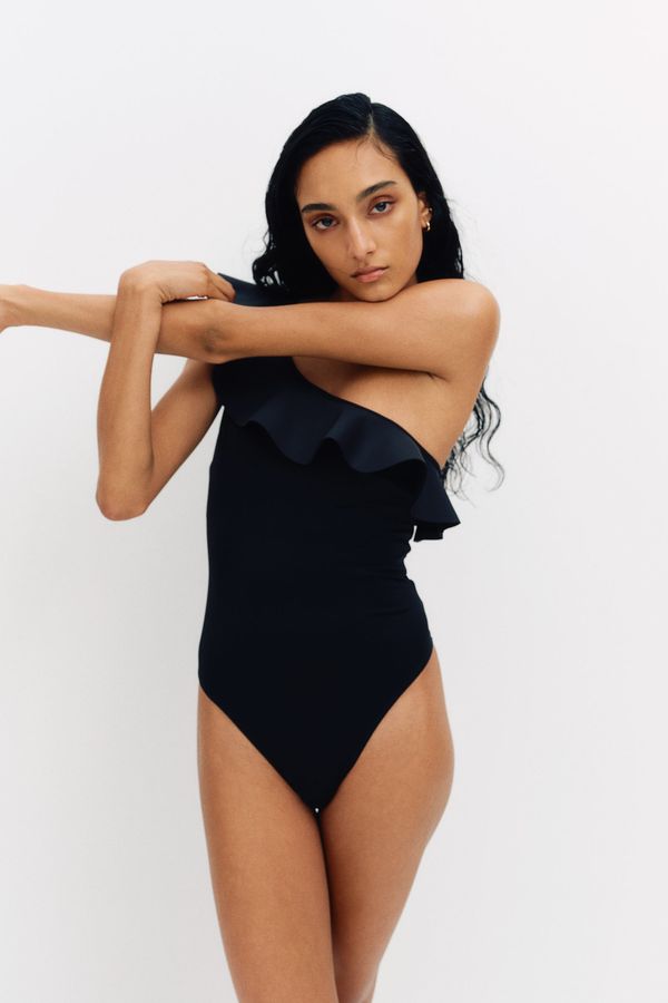 Traje de baño de un hombro con relleno