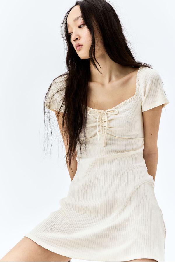 Vestido acampanado con ribetes de encaje