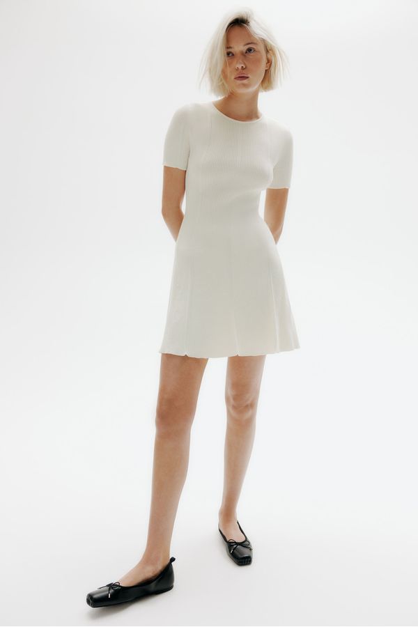 Vestido en punto de canalé con falda acampanada