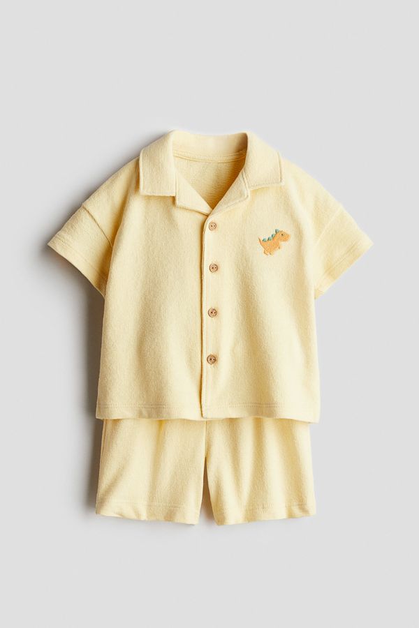 Conjunto de camisa y pantalón corto de rizo