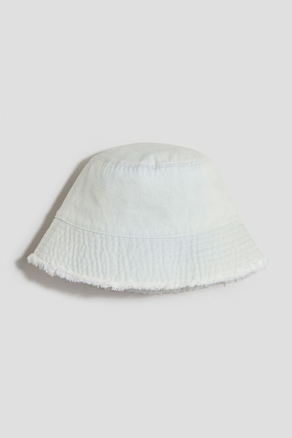Sombrero bucket en denim con acabado desflecado