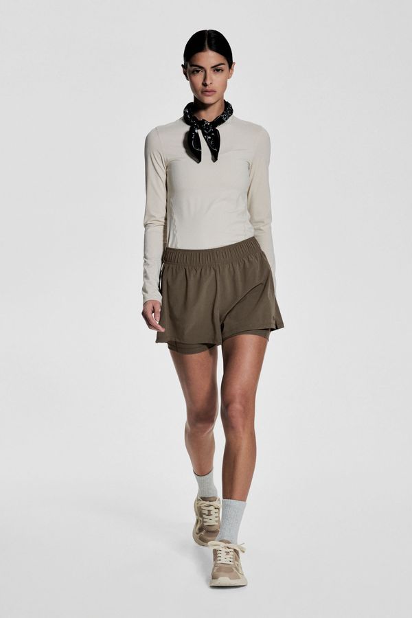 Pantalón corto de correr doble capa con DryMove™