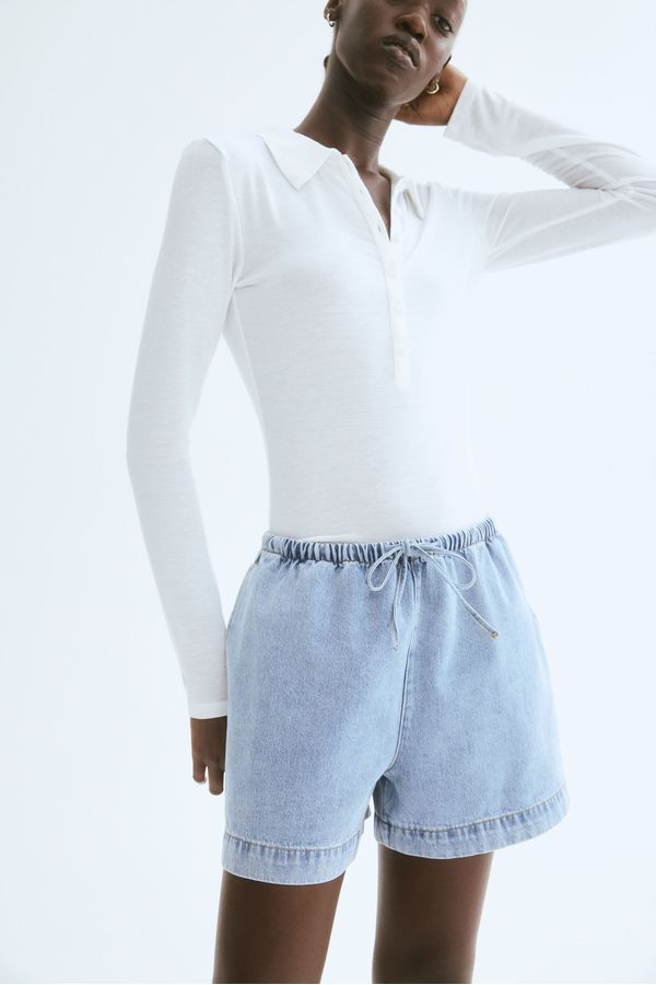Pantalón corto en denim con cordón de ajuste