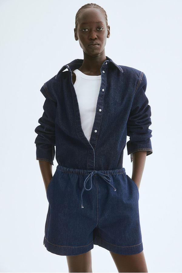 Pantalón corto en denim con cordón de ajuste
