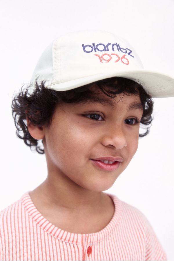 Gorra en sarga de algodón con motivos bordados