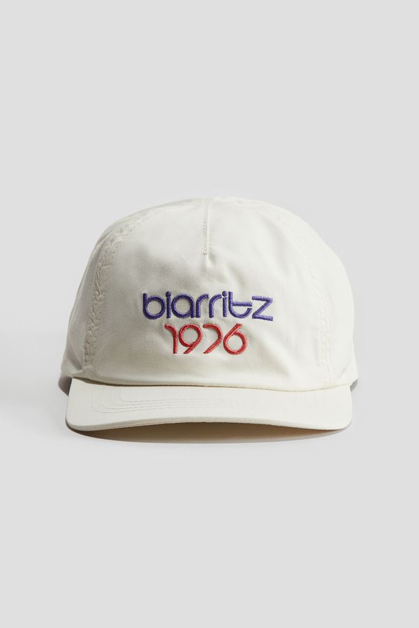 Gorra en sarga de algodón con motivos bordados