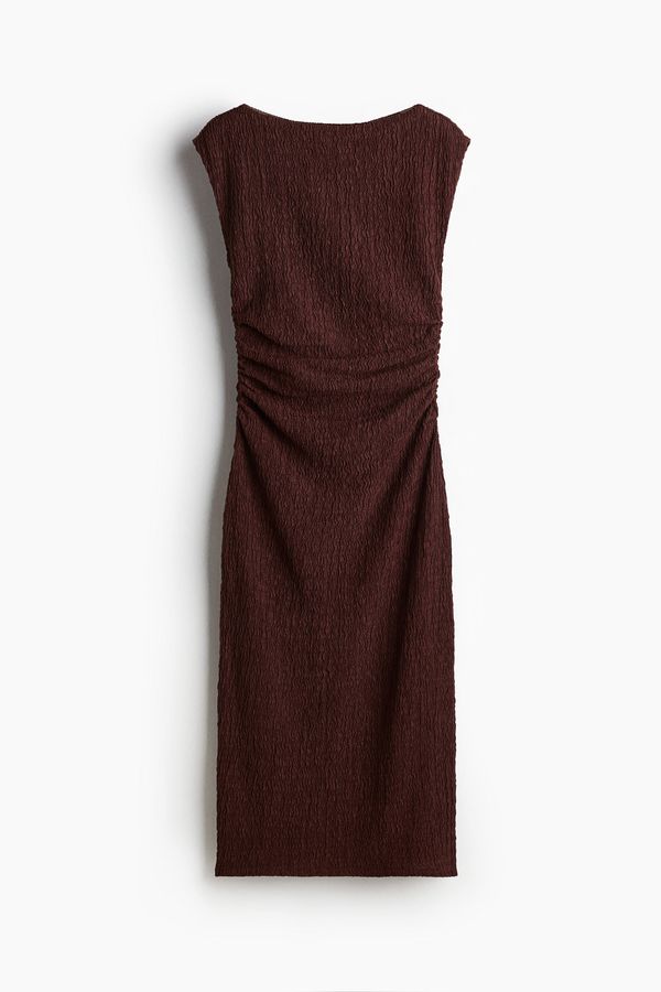Vestido ajustado con diseño drapeado