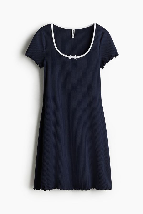 Vestido evasé con detalle sobrehilado