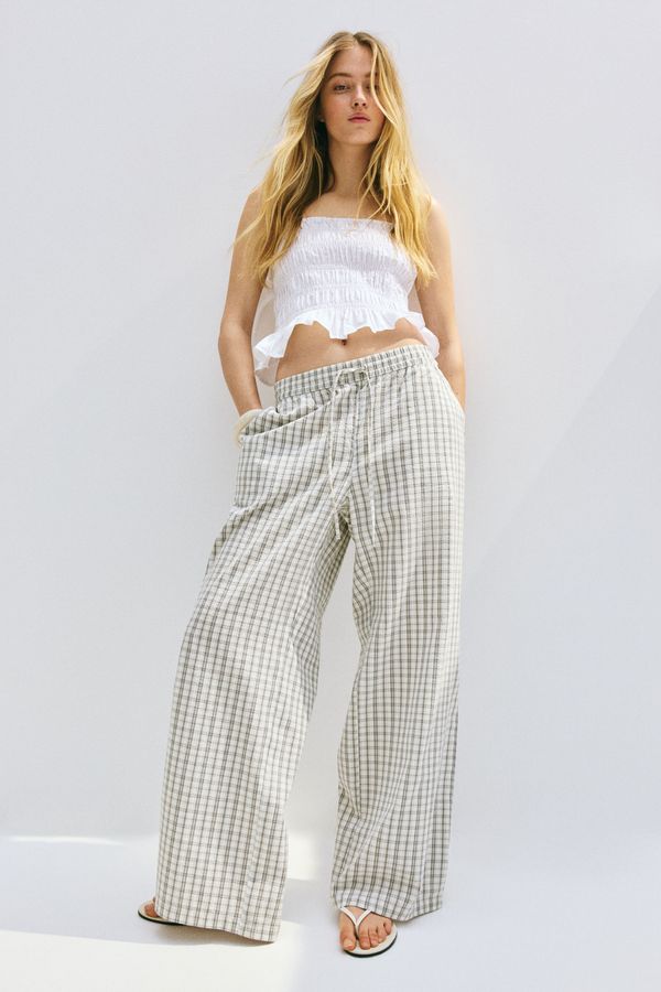 Pantalón de sirsaca con cordón de ajuste
