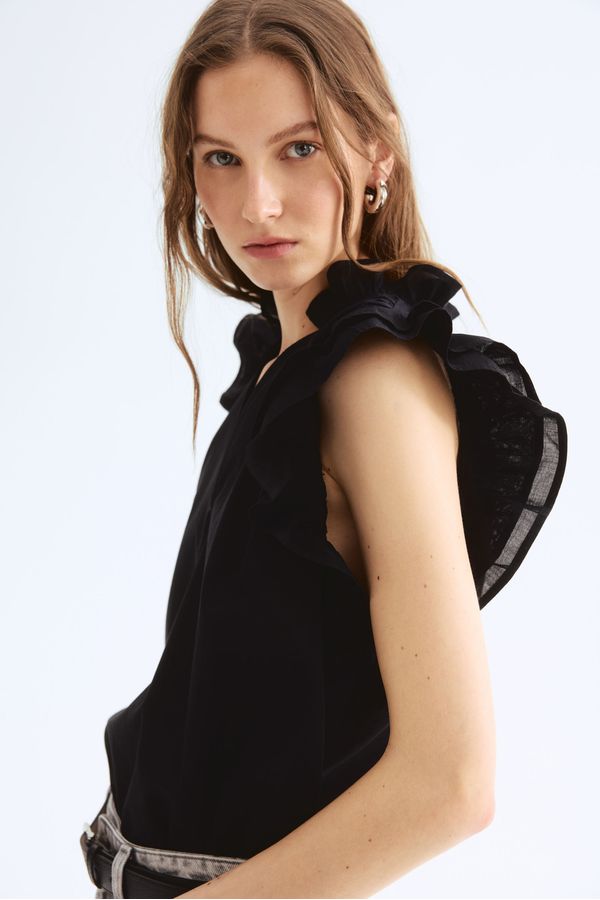 Blusa con ribetes de volante
