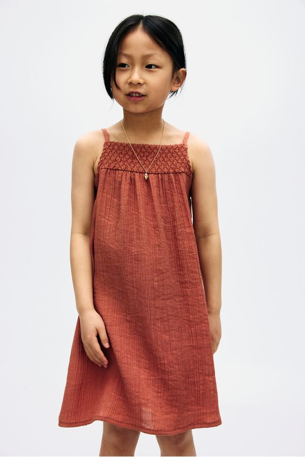 Vestido de tirantes con canesú nido de abeja