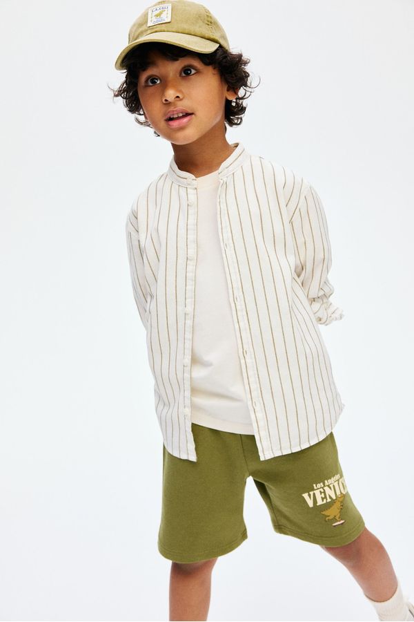 Pantalón corto estampado en sudadera