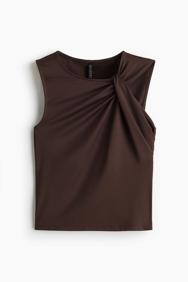 Top con detalle girado
