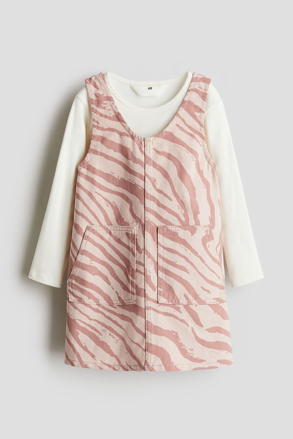 Conjunto de vestido y camiseta