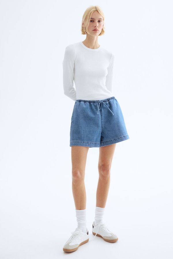 Pantalón corto en denim con cordón de ajuste