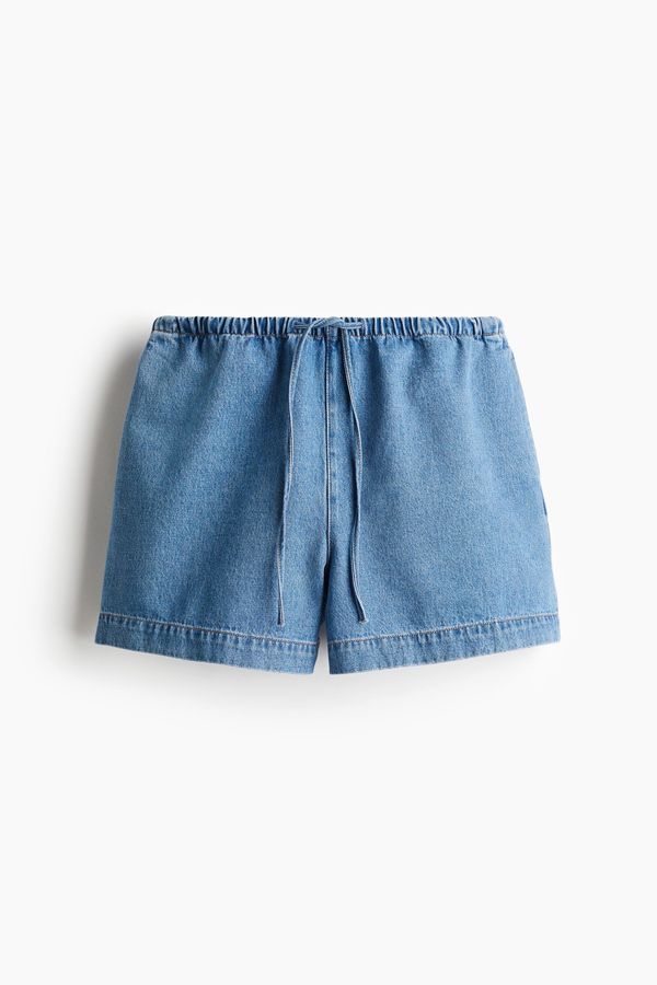 Pantalón corto en denim con cordón de ajuste