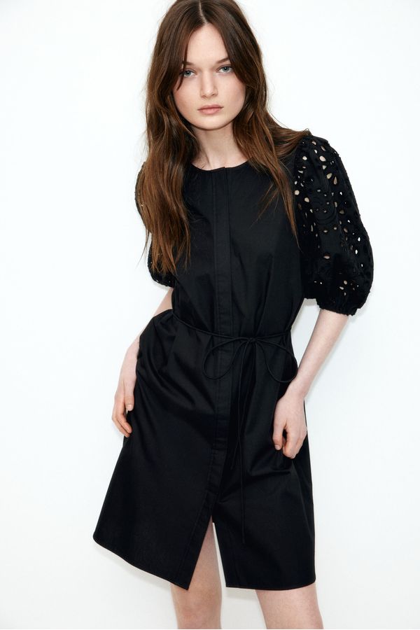 Vestido con mangas en bordado inglés