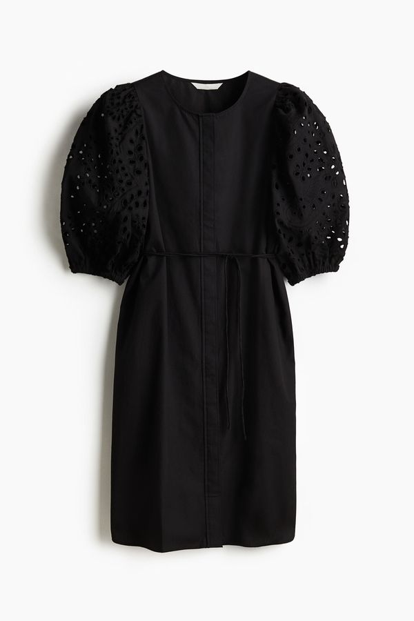 Vestido con mangas en bordado inglés