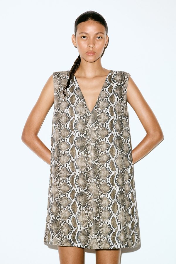 Vestido recto con escote en V