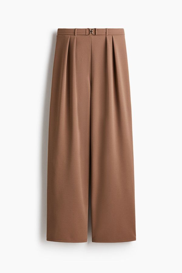 Pantalón sastre con hebilla decorativa