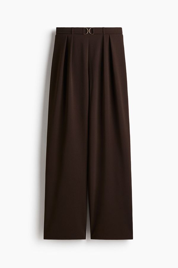 Pantalón sastre con hebilla decorativa