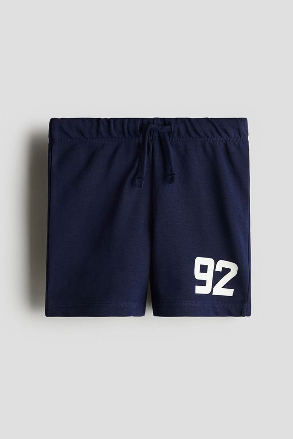 Pantalón corto estampado en sudadera