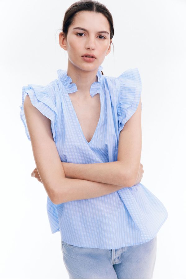 Blusa con ribetes de volante