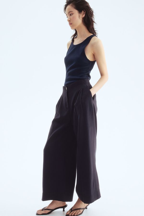 Pantalón tobillero de corte holgado
