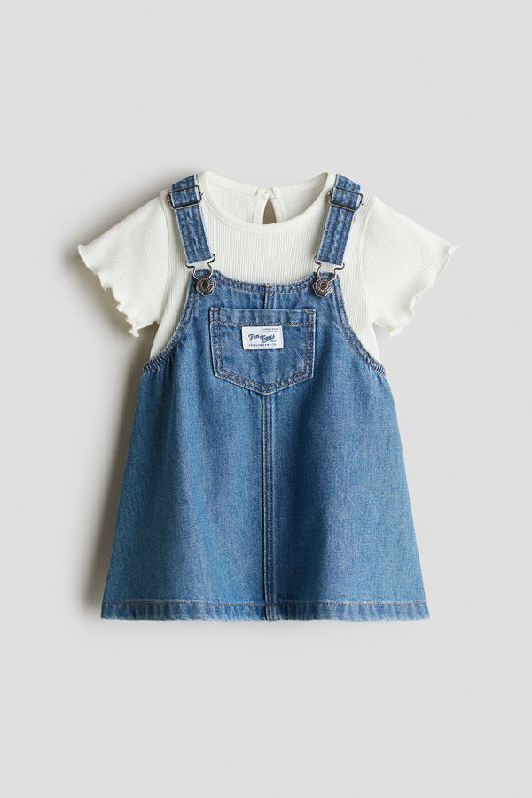 Conjunto de vestido peto y camiseta