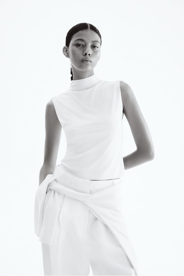 Sleeveless turtleneck top