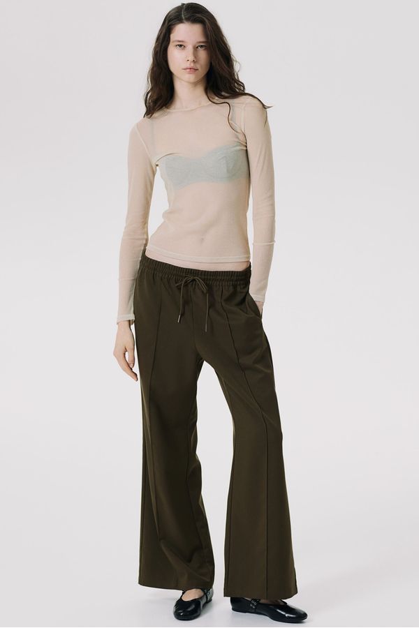 Pantalón con cordón ajustable y raya