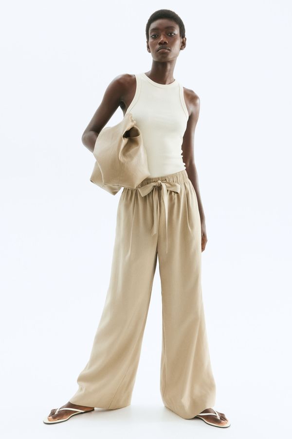 Pantalón amplio con cinturón de anudar