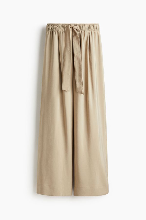 Pantalón amplio con cinturón de anudar