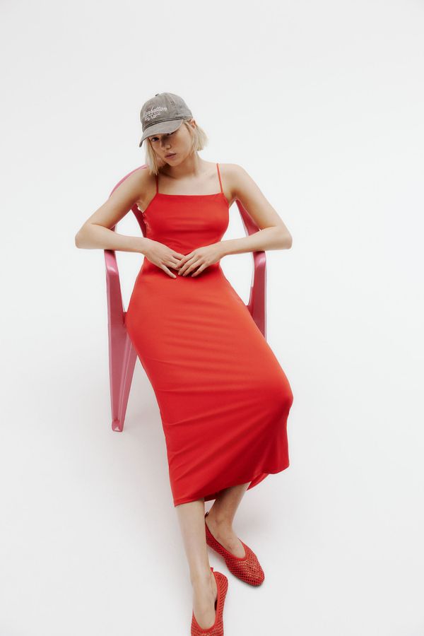 Vestido ajustado con tirantes espagueti