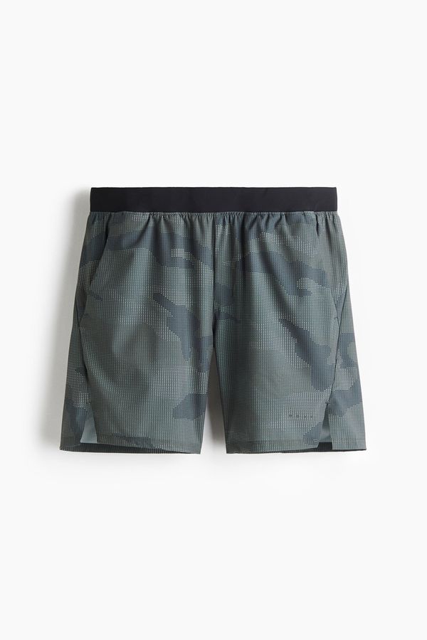 Pantalón corto a media pierna con DryMove™