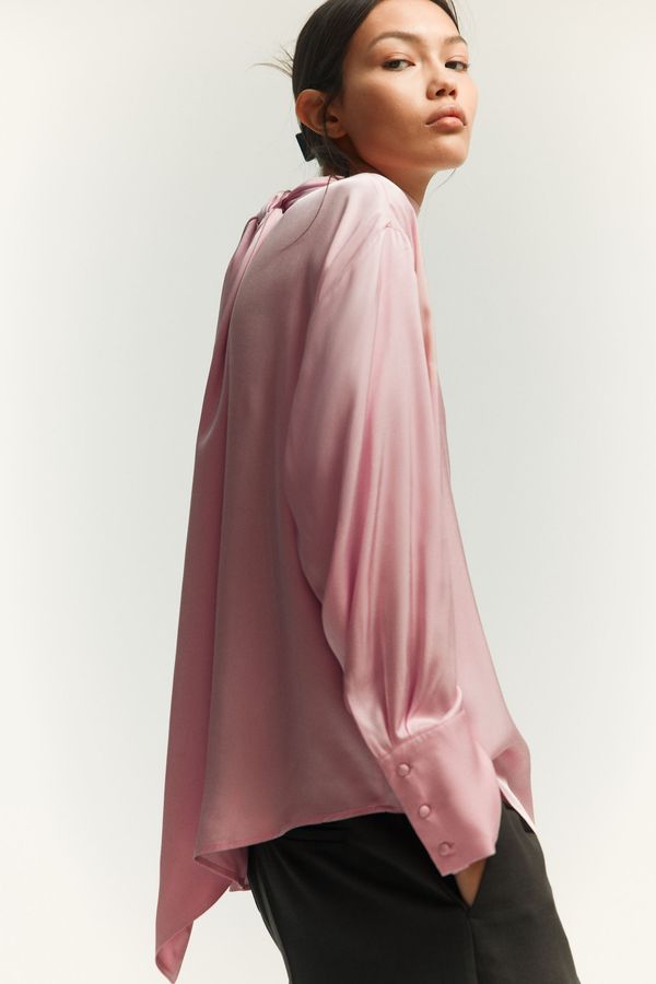 Blusa con fular decorativo