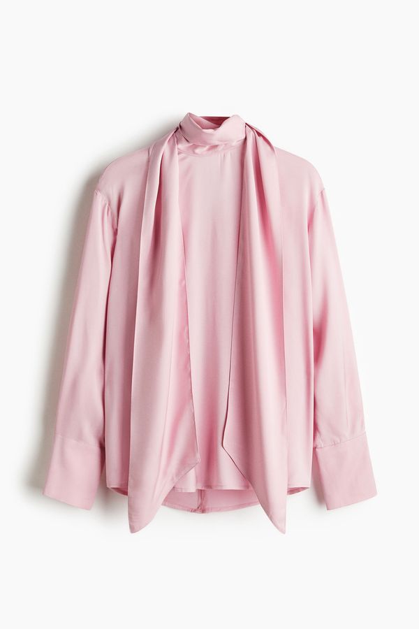 Blusa con fular decorativo