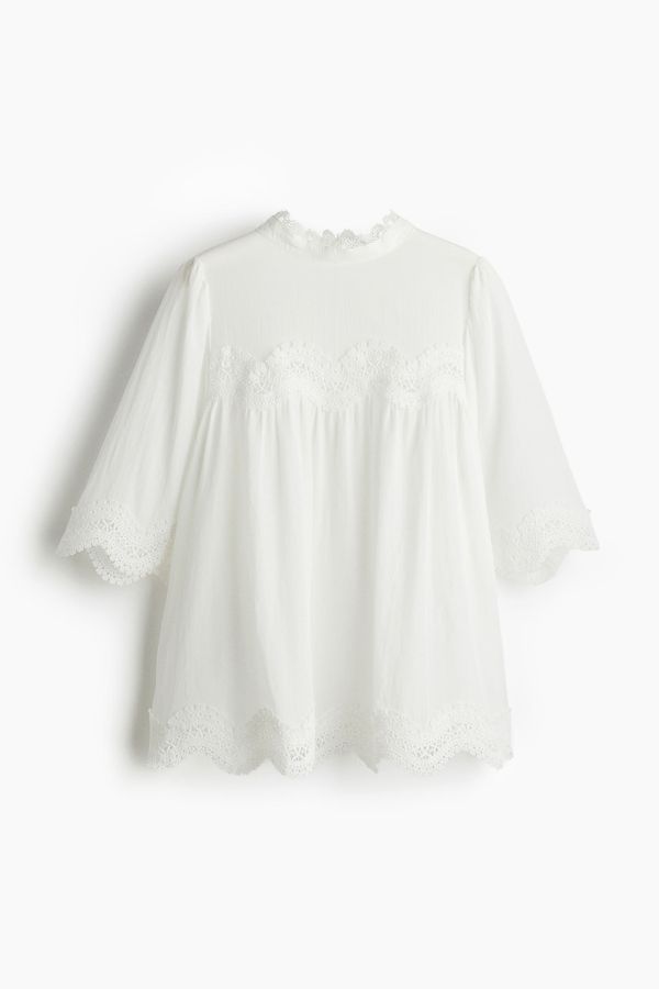 Blusa con detalles de encaje
